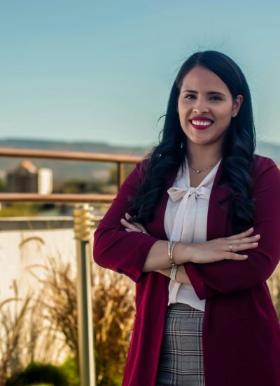 Larissa Reyes - Directora Regional (Grande)